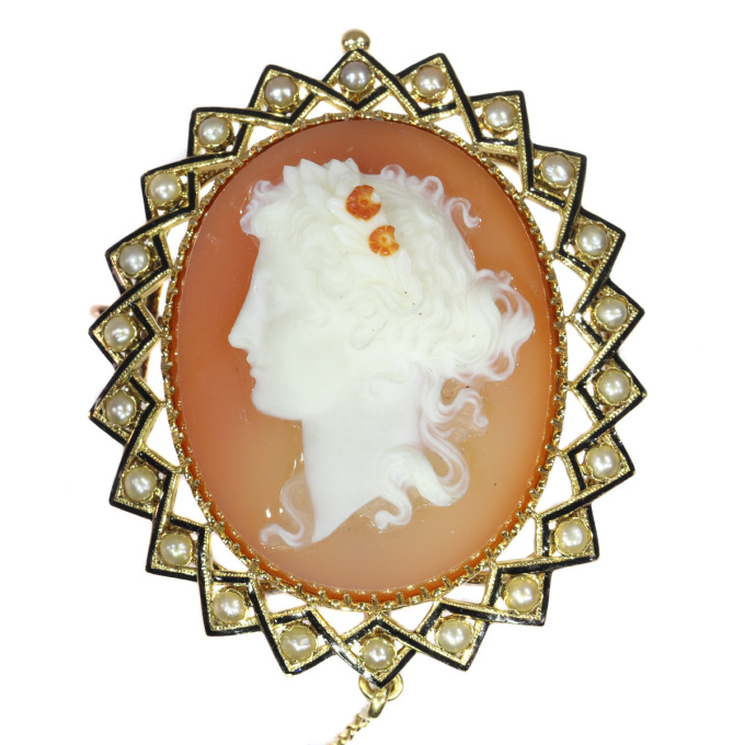 Victorian hard stone cameo in gold mounting with half seed pearls black enamel by Artista Sconosciuto