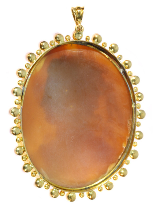 Large Vintage high quality carving cameo in gold mounting embelished with pearls by Artista Sconosciuto