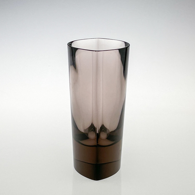 A Scandinavian Modern pink art glass object / vase, model N 407 – Nuutajärvi-Notsjö, Finland 1967 by Kaj Franck