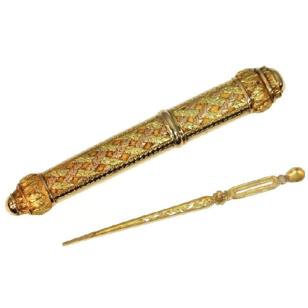 Impressive gold French pre-Victorian needle case with original needle by Artiste Inconnu