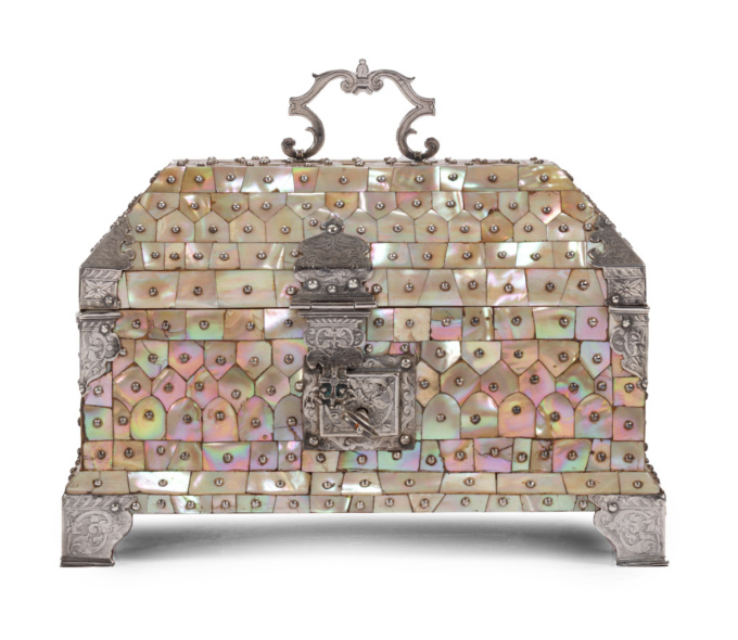 An exceptional Indo-Portuguese colonial mother-of-pearl veneered casket with silver mounts by Artista Desconocido