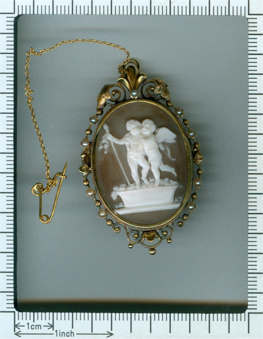 Victorian cameo brooch/pendant with locket depicting Cupid and Bacchus Stomp Grapes, Autumn after Thorvaldsen by Artista Desconhecido