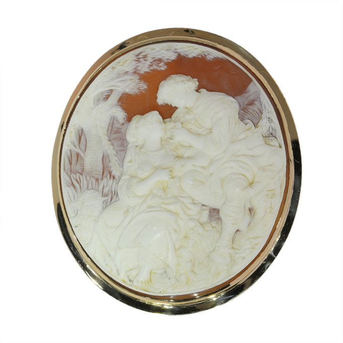 Vintage quality cameo in gold mounting romantic scenery can be worn as pendant or brooch by Artista Desconocido