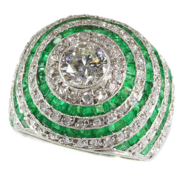 Magnificent diamond and emerald platinum Art Deco ring by Artista Desconocido