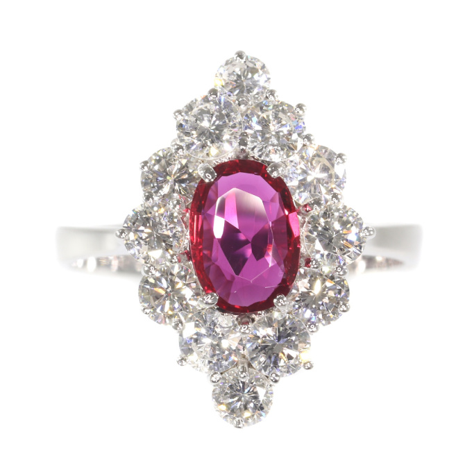 Vintage 1970's ring with beautiful ruby and set with 12 brilliant cut diamonds by Onbekende Kunstenaar
