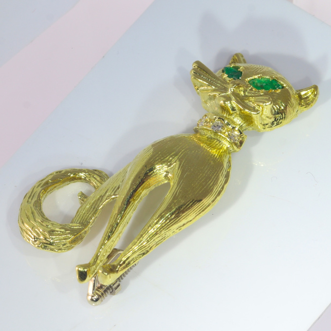 Vintage Sixties 18K gold cat brooch with diamond collar and emerald eyes by Unknown Artist