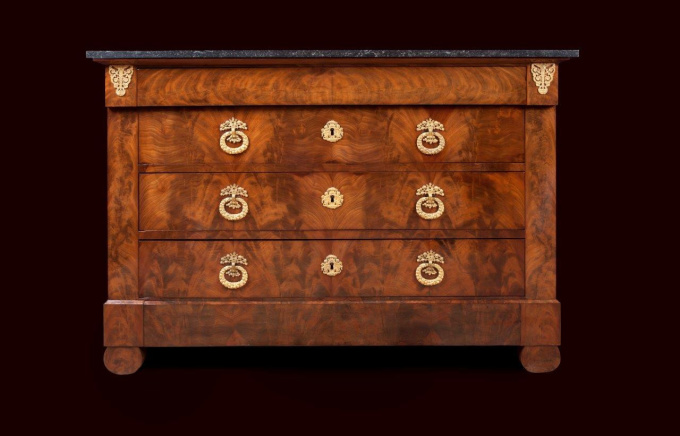 Mahogany commode with ormolu bronze fittings. by Artiste Inconnu