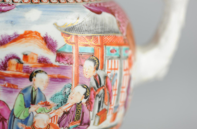  Qianlong Famille Rose teapot with Mandarin decor, (1711-1799)  by Artista Sconosciuto