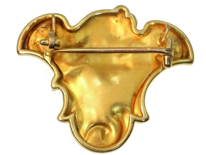 Art Nouveau brooch pendant with human head wearing diamond hair band by Artista Desconocido