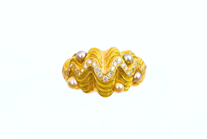 Ring giant clam, yellow gold with diamonds and pearls. by Eva Theuerzeit