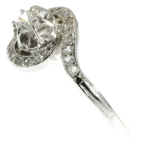 Art Deco curled up platinum ring with diamonds by Artista Sconosciuto