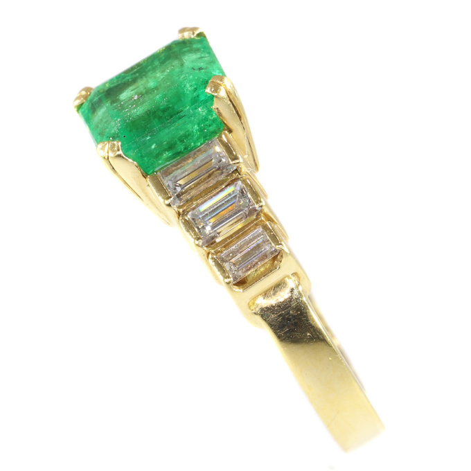 Vintage French estate ring with high quality Colombian emerald and baguette diamonds by Artista Desconocido