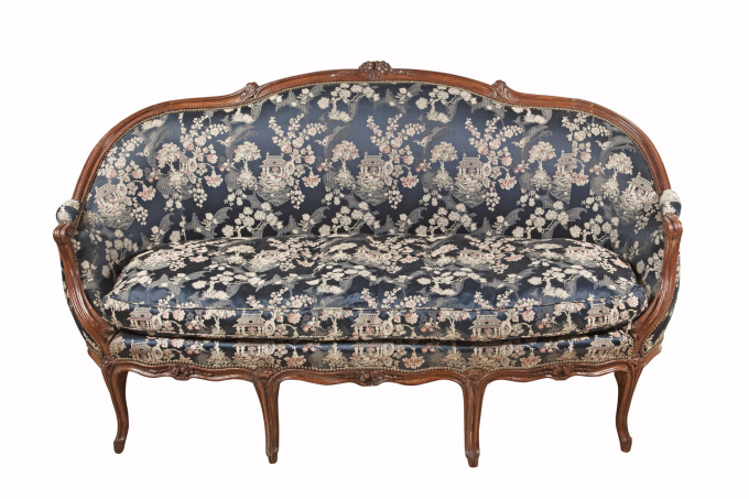 French Louis Quinze sofa with chinoiserie upholstery by Artiste Inconnu