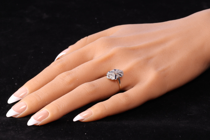 Vintage 1920's Art Deco diamond and sapphire engagement ring by Onbekende Kunstenaar