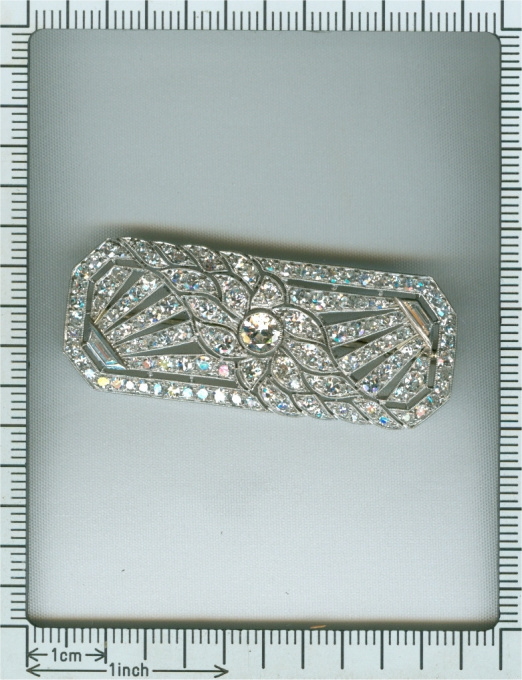 French platinum Art Deco diamond brooch by Onbekende Kunstenaar
