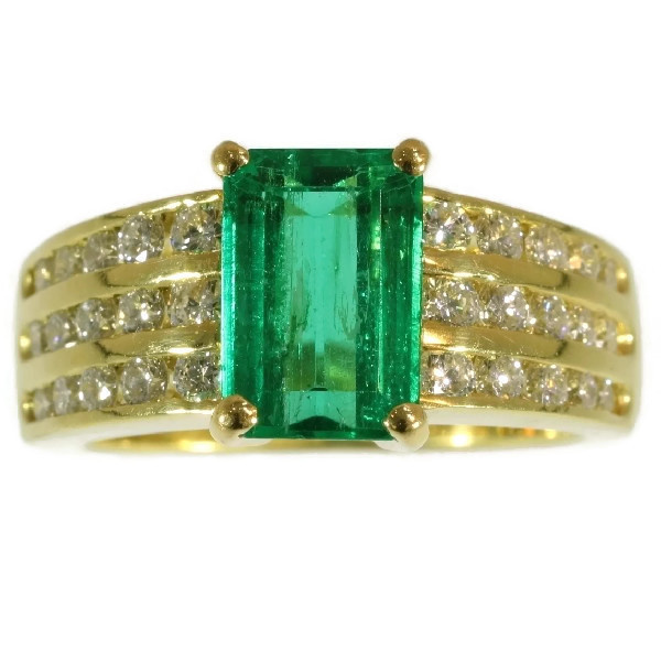 Vintage Kutchinsky 2.33 Carat Natural Emerald & Diamond 18 Karat Yellow Gold Ring by Artista Desconhecido