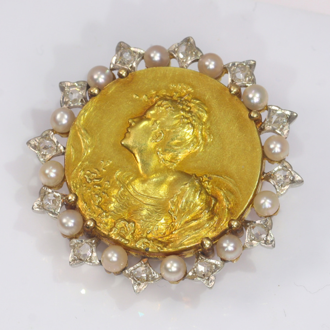 French vintage Belle Epoque gold brooch set with diamonds and pearls medaillist revival by Artista Desconhecido