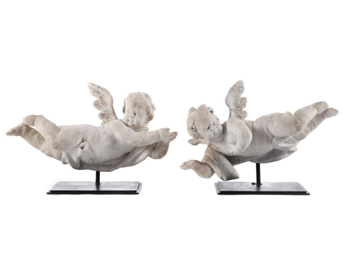 A pair of angels Antwerp, 17th century, Carrara marble by Artiste Inconnu