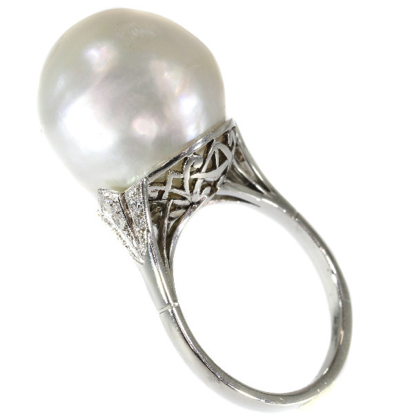 Platinum Art Deco ring with certified pearl and diamonds (ca. 1920) by Artiste Inconnu