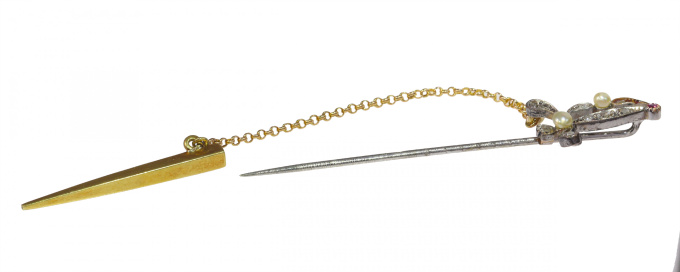 Antique diamond pin in the shape of a sword or dagger by Artista Desconhecido