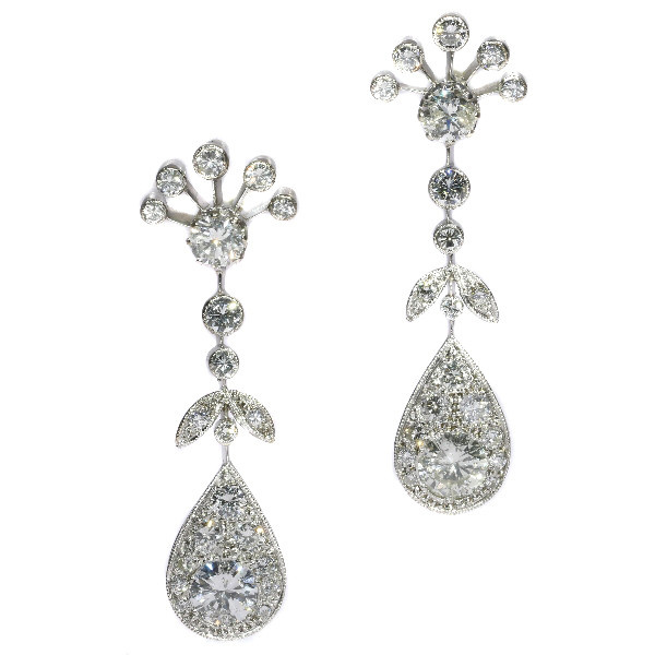 Vintage long pendent platinum cocktail ear jewels abundantly set with diamonds by Onbekende Kunstenaar