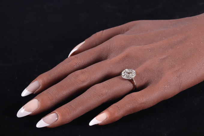 French Vintage Art Deco 18K and platinum ring with diamonds by Artista Sconosciuto