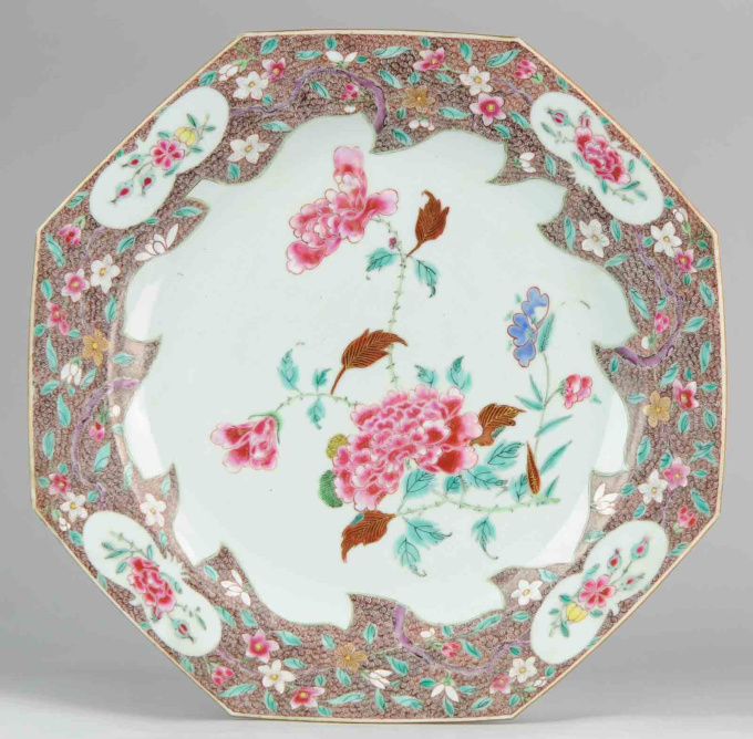 Rare 8 sided Famille Rose charger with flower decoration, (1711-1799) by Artista Desconocido