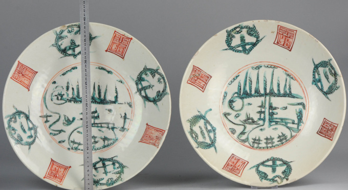 Rare pair of Ming dynasty Zhangzhou or Swatow chargers, ca. 1620 by Artista Sconosciuto