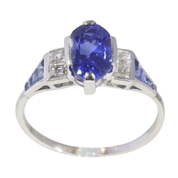 Vintage 1950's platinum engament ring with gem quality untreated sapphire and carre cut diamonds by Onbekende Kunstenaar