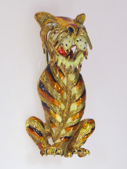 Amusing typical Fifties gold animal brooch enameled tiger with diamond eyes by Unbekannter Künstler