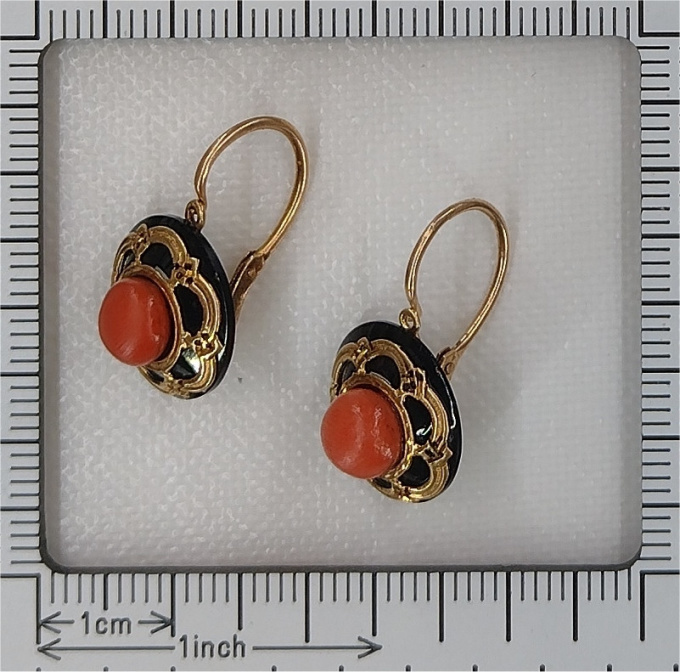 Vintage antique early Victorian gold earrings with onyx and coral by Artista Desconocido