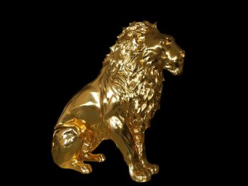 Zittende gouden leeuw  by Chris Tap