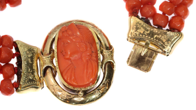 Antique Victorian coral cameo bracelet with faceted coral beads by Artista Sconosciuto