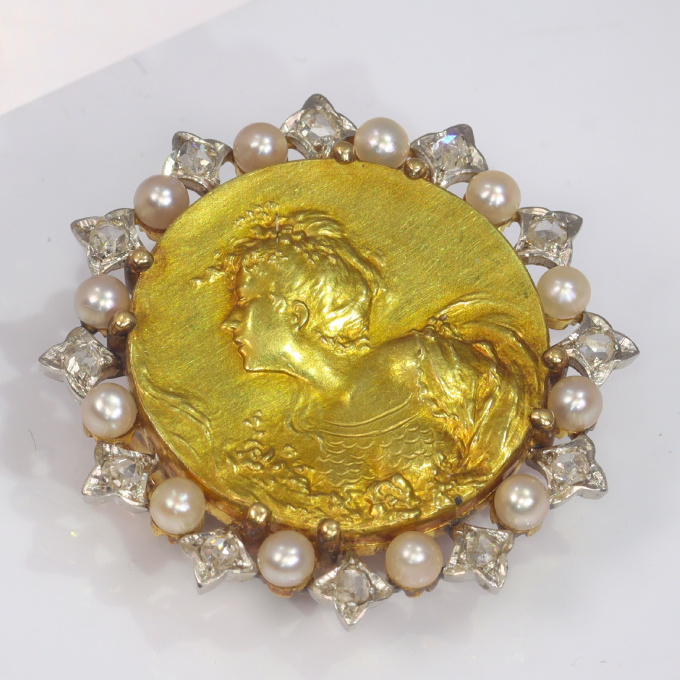 French vintage Belle Epoque gold brooch set with diamonds and pearls medaillist revival by Unbekannter Künstler
