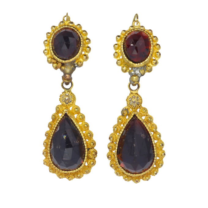 Victorian gilded garnet parure matching necklace and earrings in original box by Artista Desconhecido