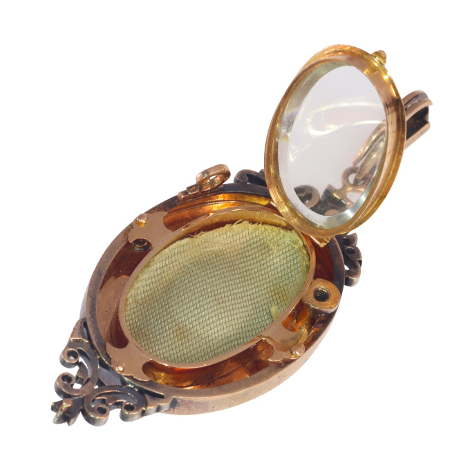 Vintage antique Victorian diamond locket that can be worn as brooch or pendant by Artista Desconhecido