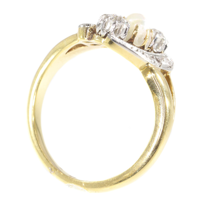 Elegant estate diamond and pearl engagement ring by Artista Desconhecido