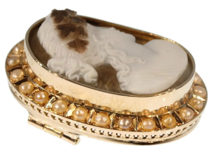 Antique chalcedony agate cameo in gold mounting with half seed pearls by Artista Desconocido