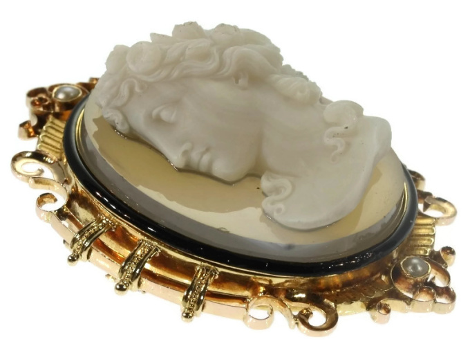 French Victorian antique hard stone cameo in elegant enameled mounting by Artista Desconocido