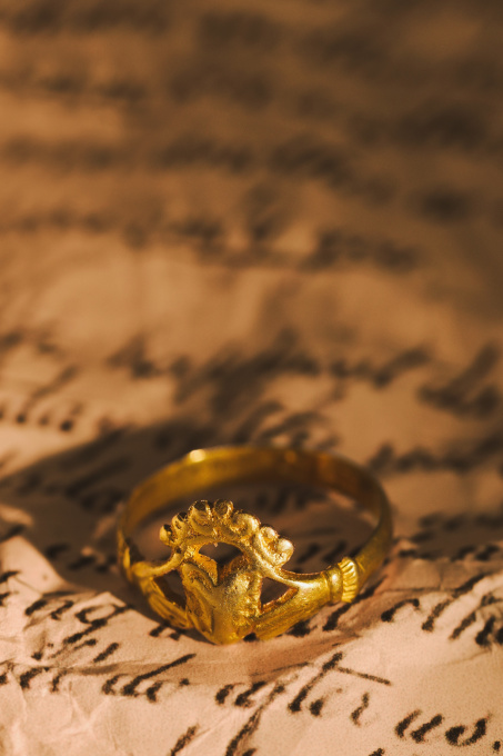 Love Across Centuries: A Dutch 1670 Claddagh Ring by Artista Desconhecido