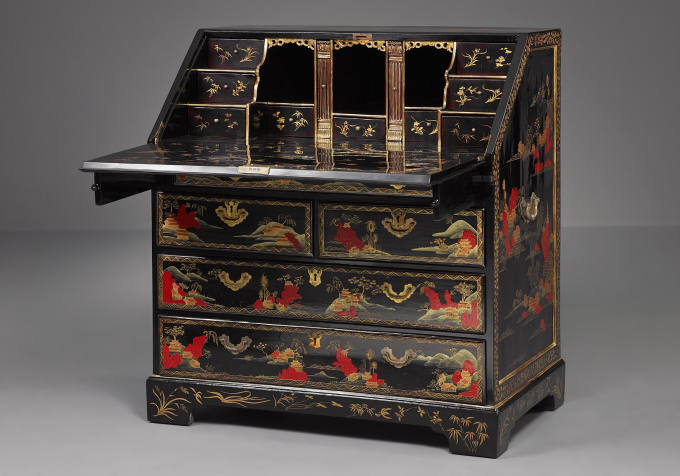 Chinese Laquered Writing Desk made for the European Market by Artiste Inconnu