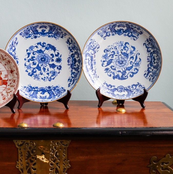 Pair Chinese ‘Madame de Pompadour’ dishes, 18th century by Artista Desconocido