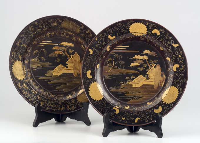 Pair of Japanese Lacquered Plates by Unbekannter Künstler