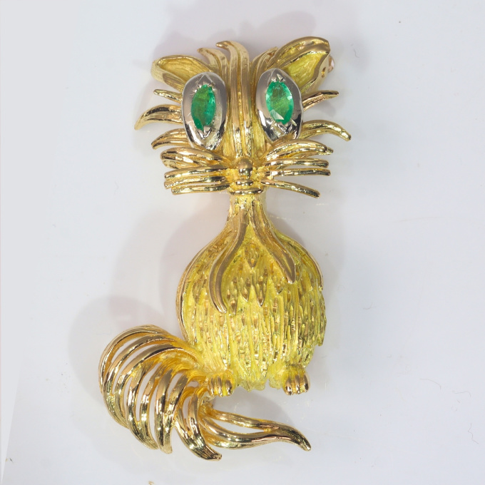 Vintage Fifties 18K gold brooch cat as cartoon character with emerald eyes by Artiste Inconnu