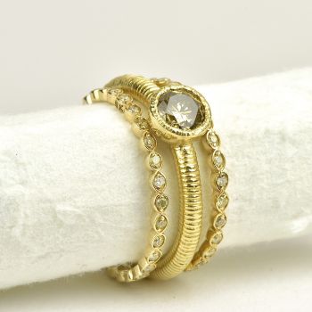 Aanschuif ringen met 0,7 ct groene en kleine gele diamanten gemaakt in 18k goud. by Mary van der Sluis