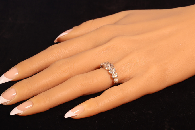 Antique diamond inline ring by Artista Desconocido