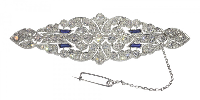 Vintage platinum Art Deco diamond brooch with sapphire accents by Artista Desconhecido