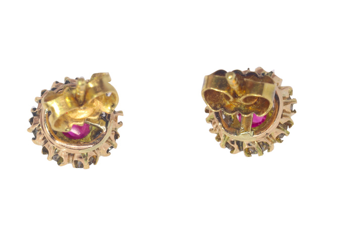 Antique Victorian antique diamond earstuds with natural rubies by Onbekende Kunstenaar