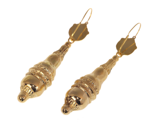 Antique mid-Victorian gold earrings long pendant by Artista Sconosciuto