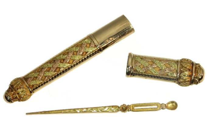 Impressive gold French pre-Victorian needle case with original needle by Artista Sconosciuto
